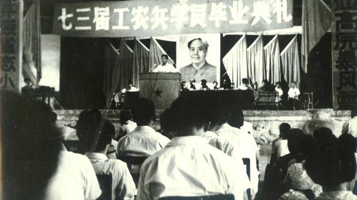 高校招生的政审制度1949年中共建政之初的前两年，高校的招生还沿用着前政权的招生模式，各高校单独招生，这种模式不利于政府的控制，特别是无法很方便地限制高校的生源