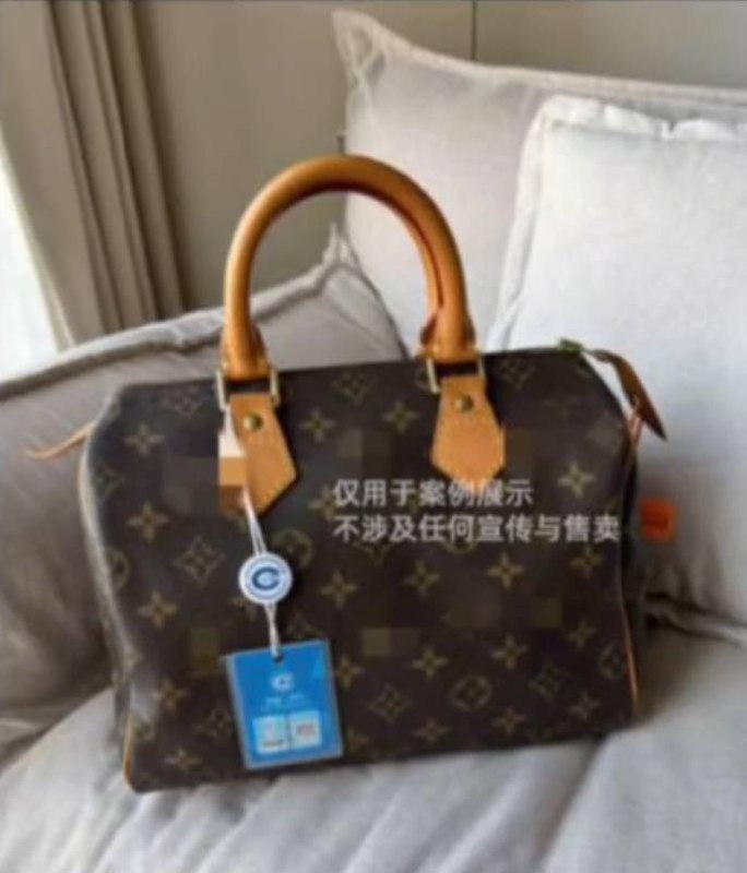 说一个闲鱼真假复刻销售奢侈品的黑产套路！不是让大家这么干，是要警惕擦亮眼睛！具体套路玩法如下：1，去奢侈品店，买个2万左右的包